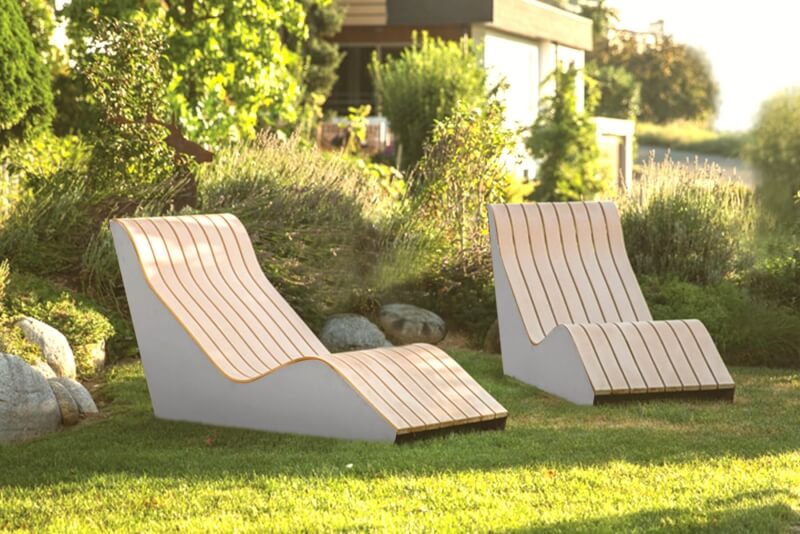 Waldsofas aus Edelstahl in einem Garten