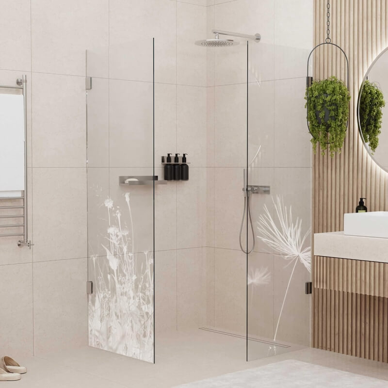Walk-In-Dusche mit zwei Seitenteilen und Blumenmotiven