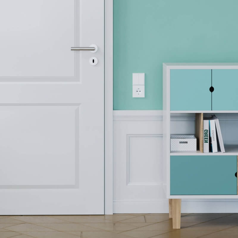 Weiße Holztür mit zwei Kassetten