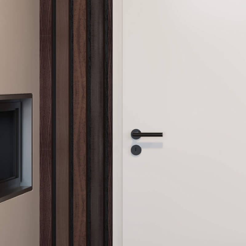 Weiße Holztür offen mit schwarzer Drückergarnitur