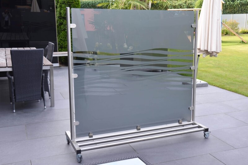 Wind- und Sichtschutz aus Glas individuell nach Maß mit individueller Glasart ob satiniert oder Motivdruck 