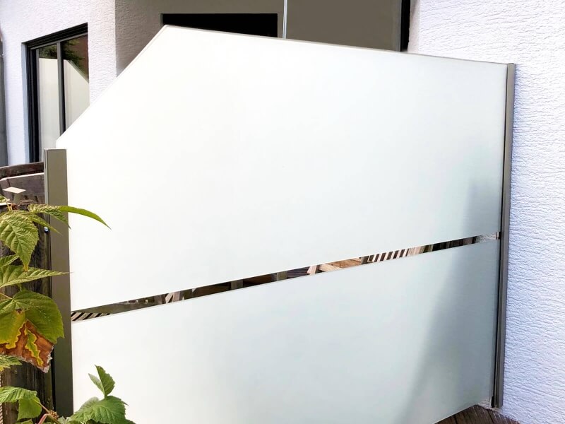 Wind- und Sichtschutz Densa mit individuellen Schrägschnitten und Gestaltungsmöglichkeiten für Garten und Terrasse