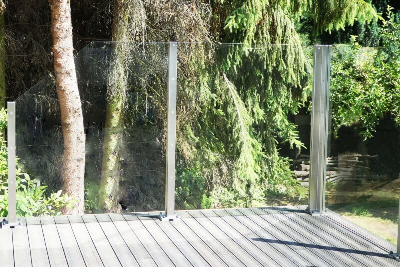 Windschutz aus Glas mit Individuellen Schrägschnitten ohne Sichteinschränkung für jeden Außenbereich mit Weißglas