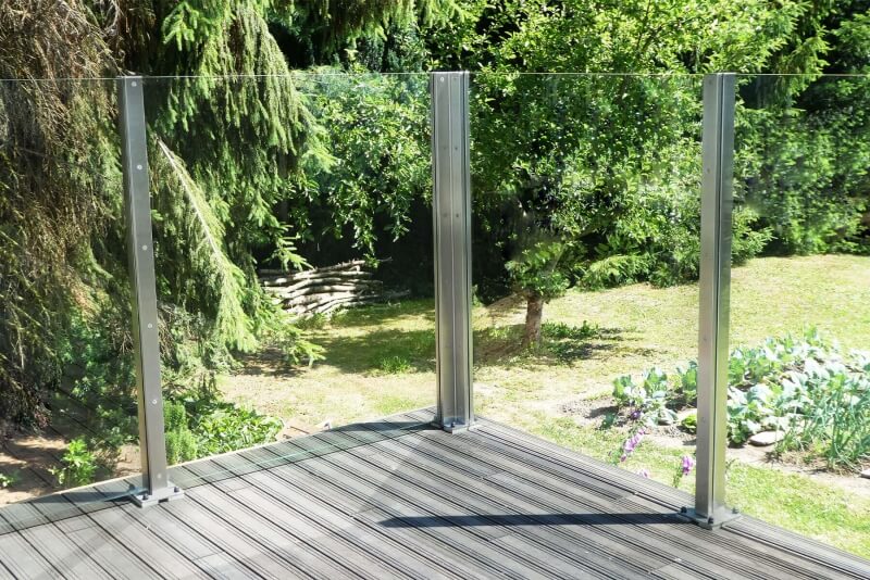 Windschutz ohne Sichteinschränkung aus Glas cleane Optik für Garten und Terrasse
