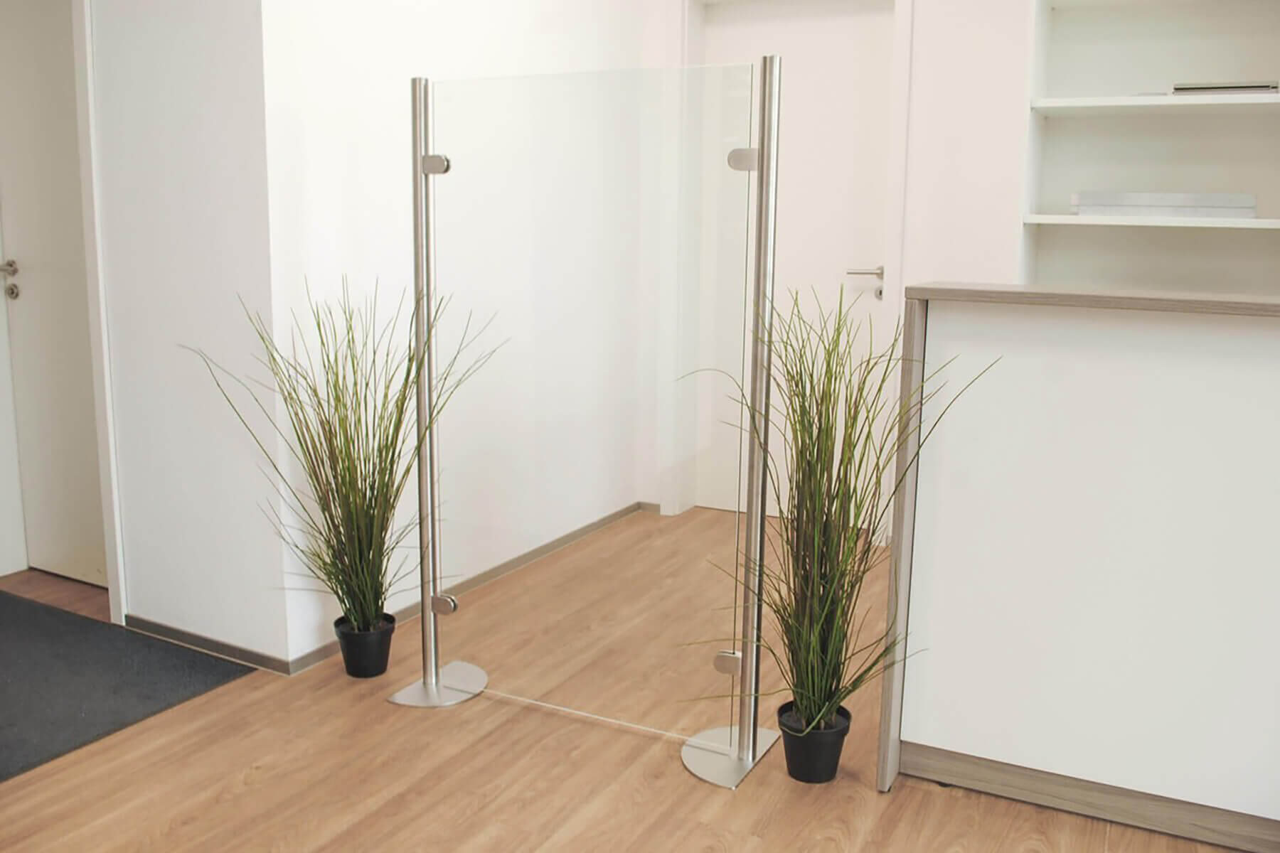 Flexibler Raumteiler aus Glas individuell nach Maß im edlen Design
