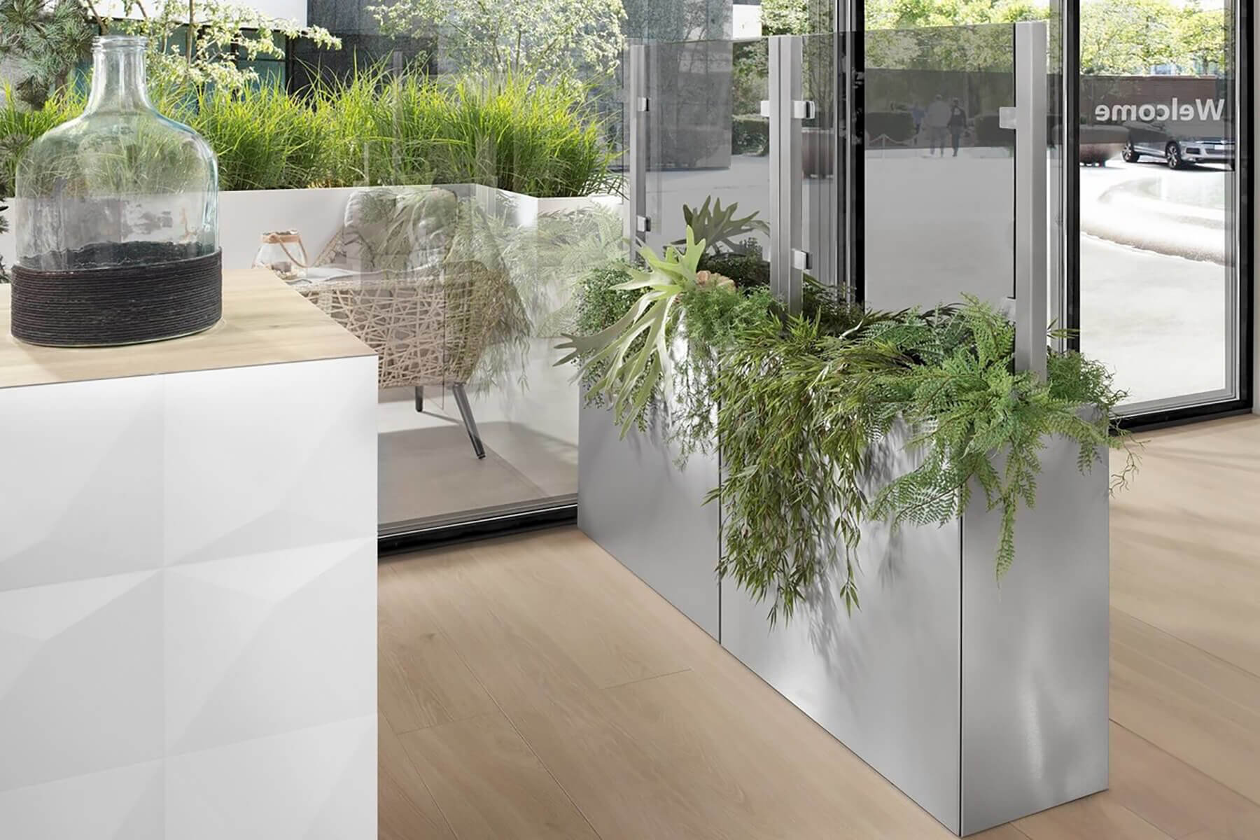 Multifunktionaler Raumtrenner aus Glas mit Pflanzkasten für den Innen- und Außenbereich
