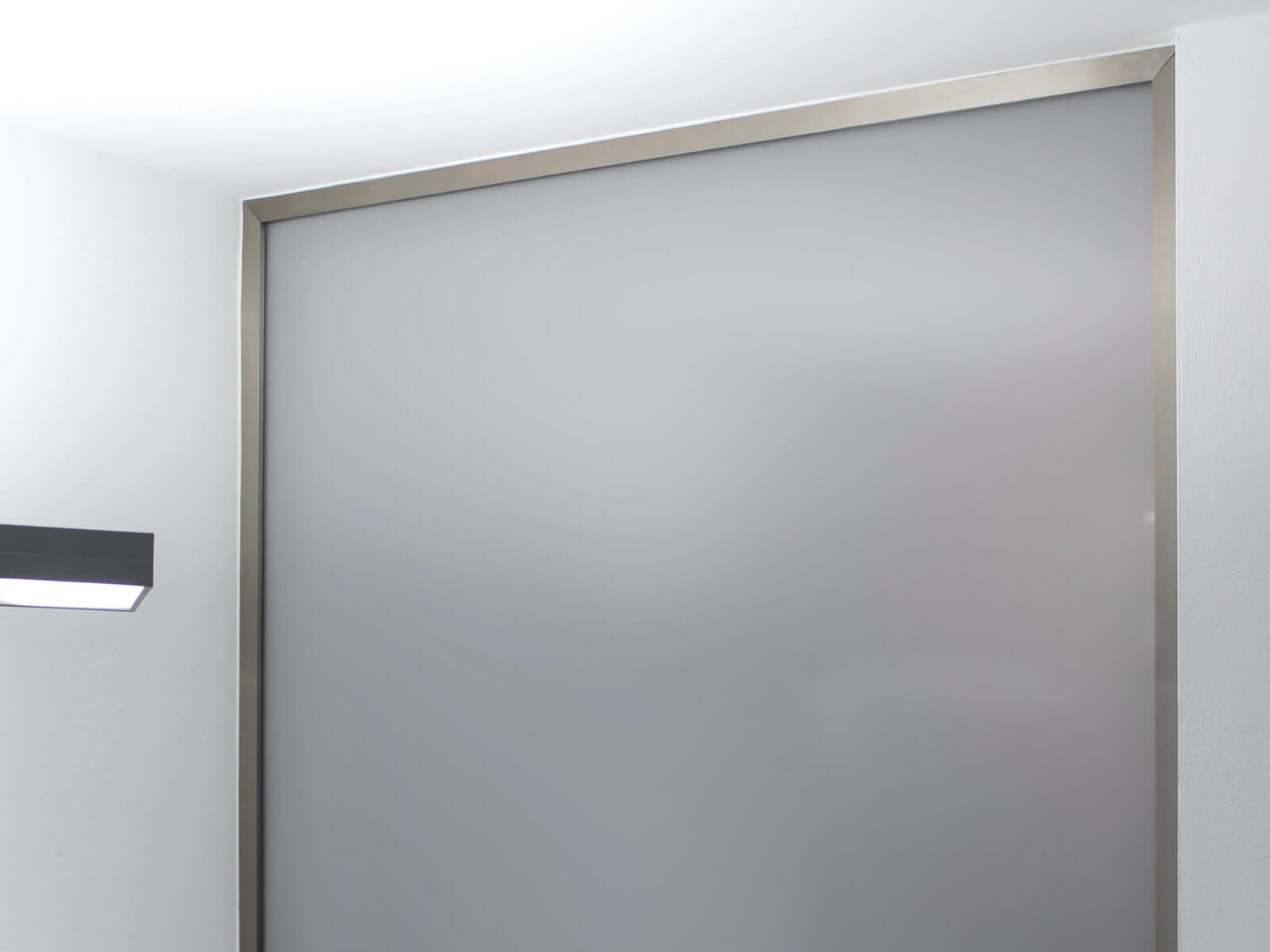 Schallschutzwand aus satiniertem Glas mit Aluminiumprofil