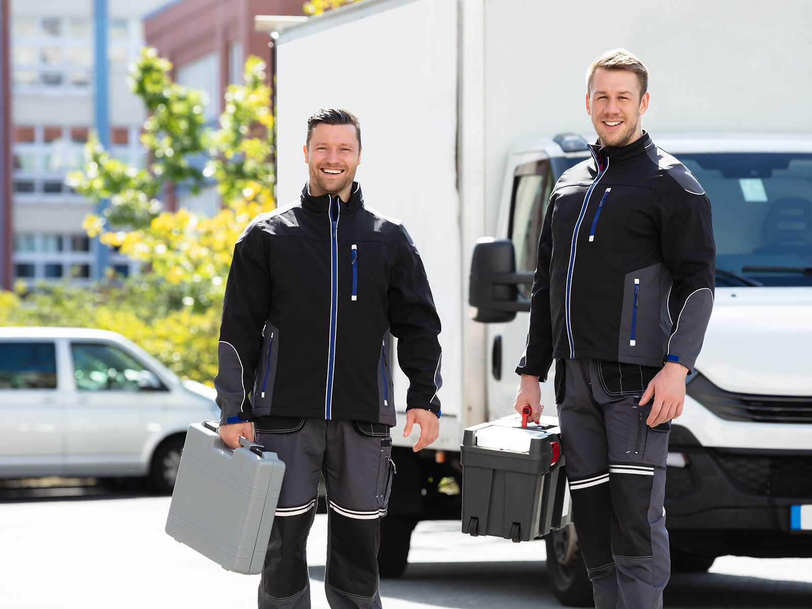 Wir arbeiten mit qualifizierten Monteuren zusammen, die Ihre Produkte montieren