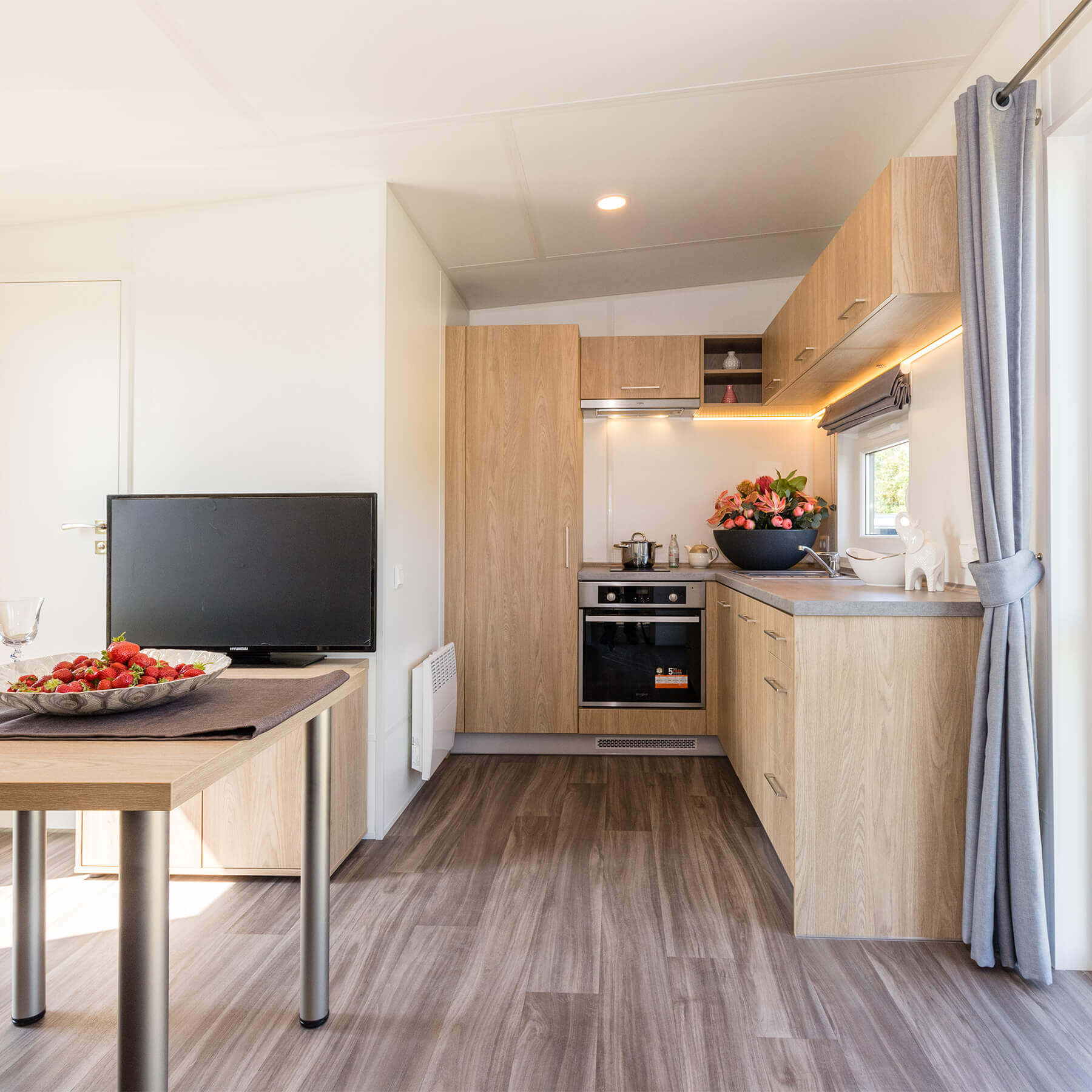 Blick auf Wohnbereich und Küche