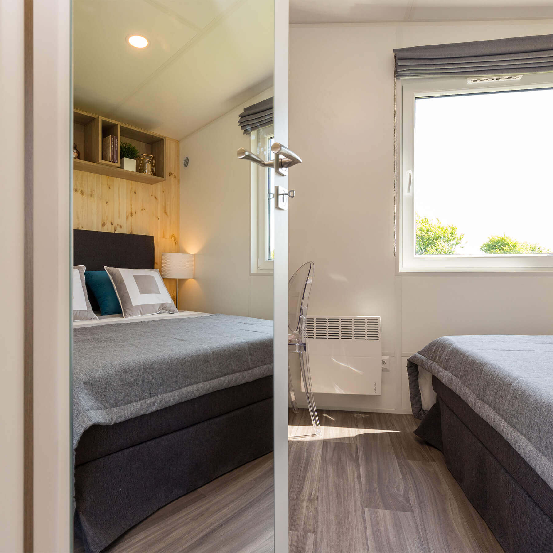 Blick durch die verspiegelte Tür in den Schlafraum