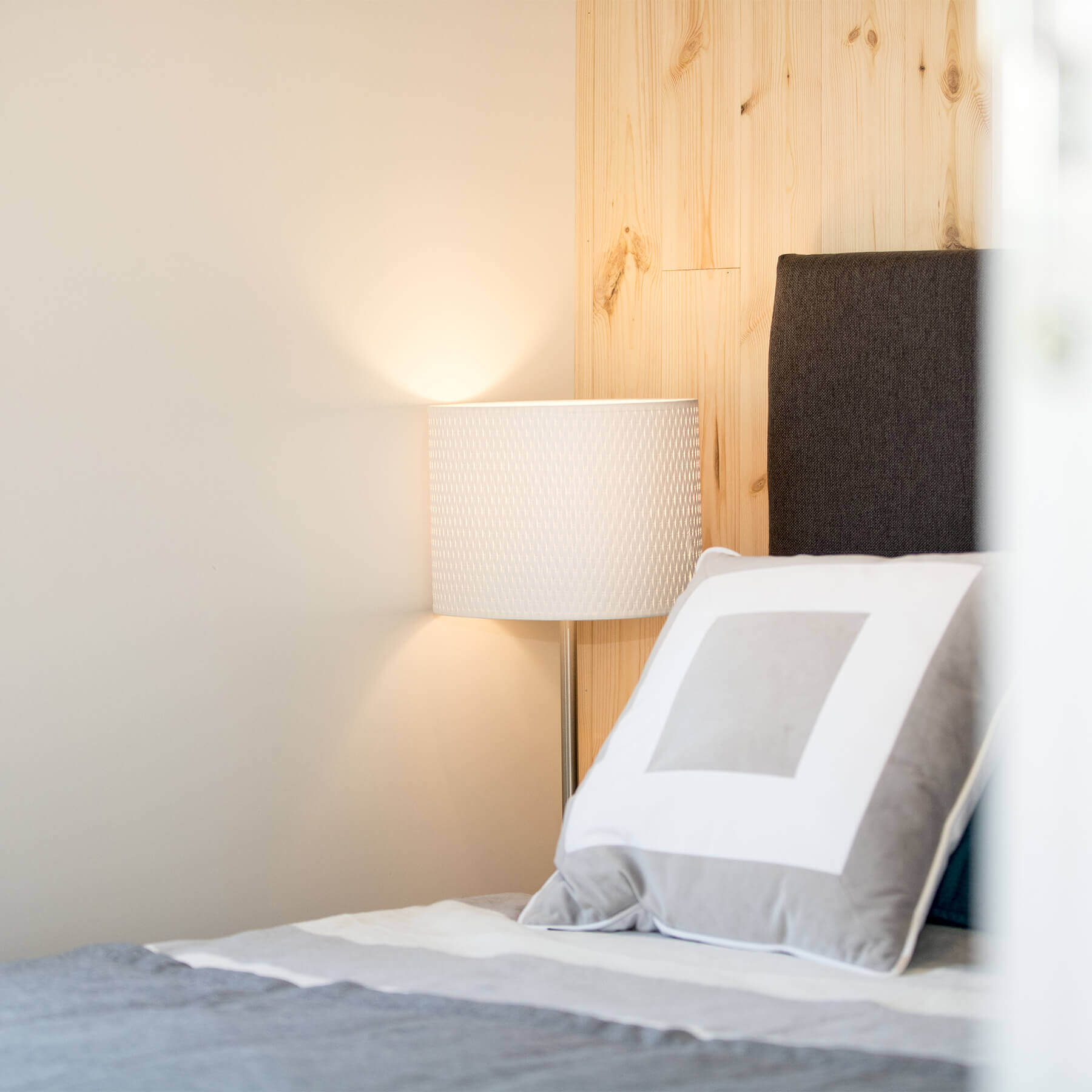 Blick durch die Zweifachverglasung in das Schlafzimmer