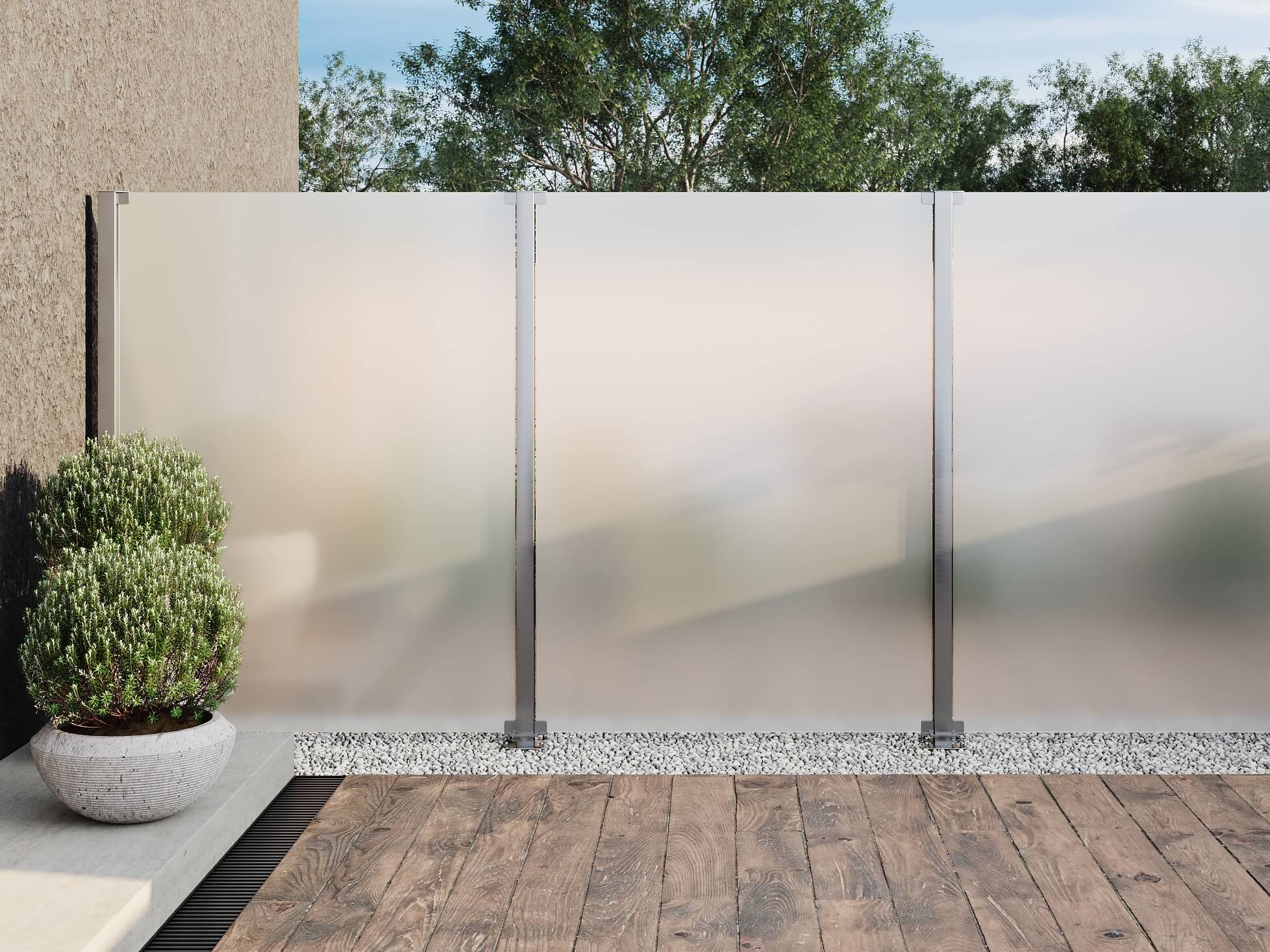 Satinierter Windschutz auf Terrasse