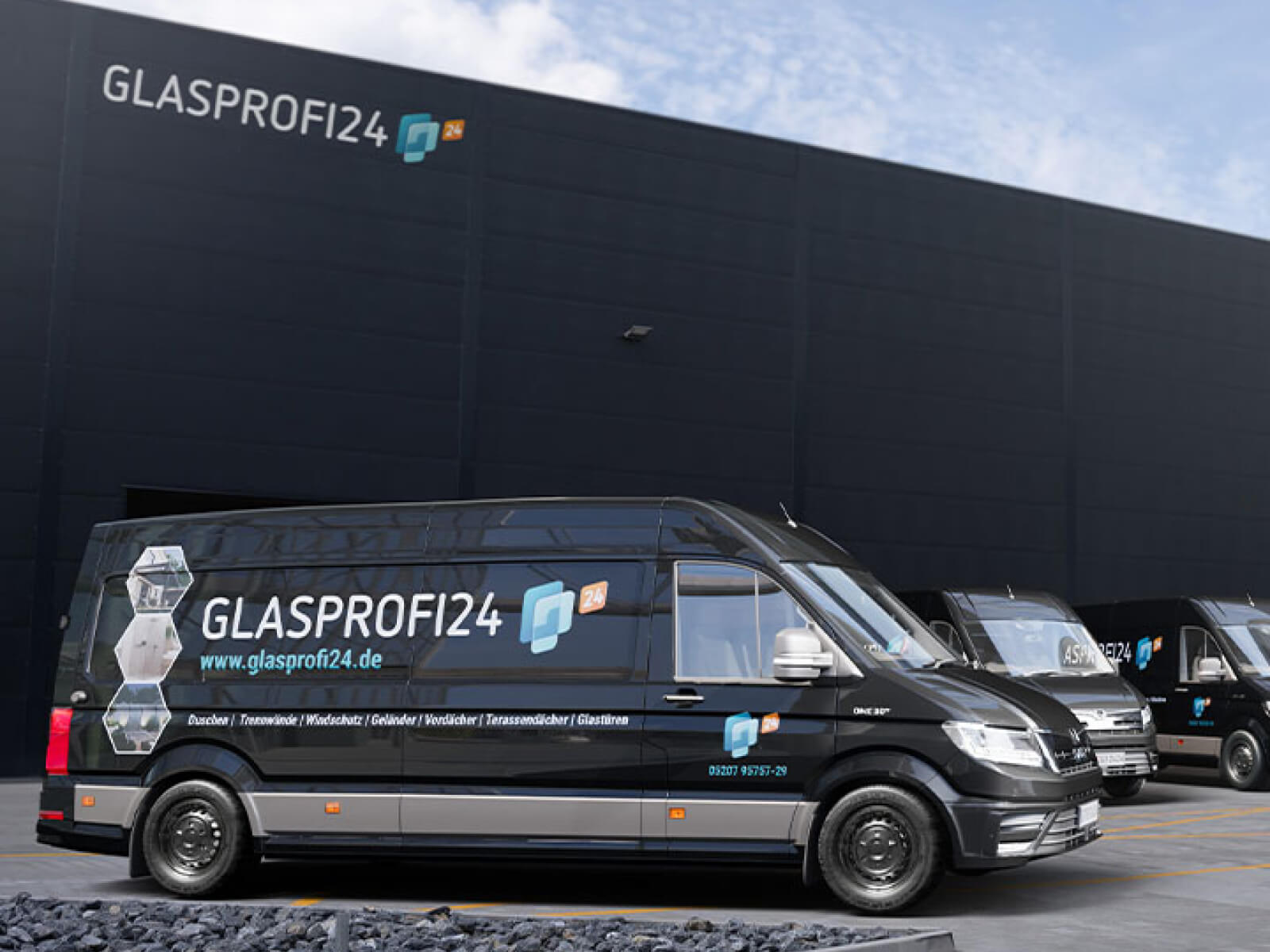 Transporter mit Glasprofi24 Logo parken vor der Lagerhalle