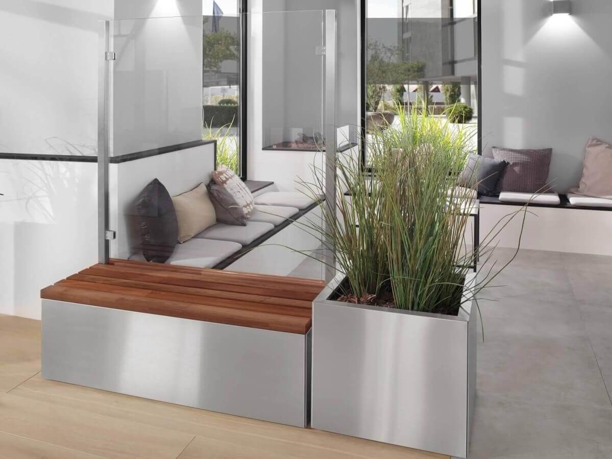 Windschutz mit Bank und Pflanzkasten aus Edelstahl