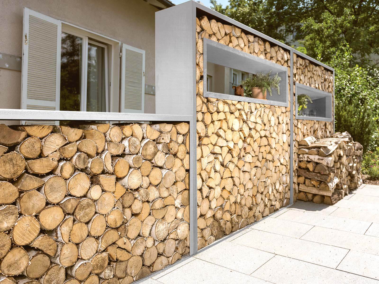 Stapelhilfe für Brennholz aus Edelstahl mit rechteckigem Einsatz als Sichtschutz im Garten