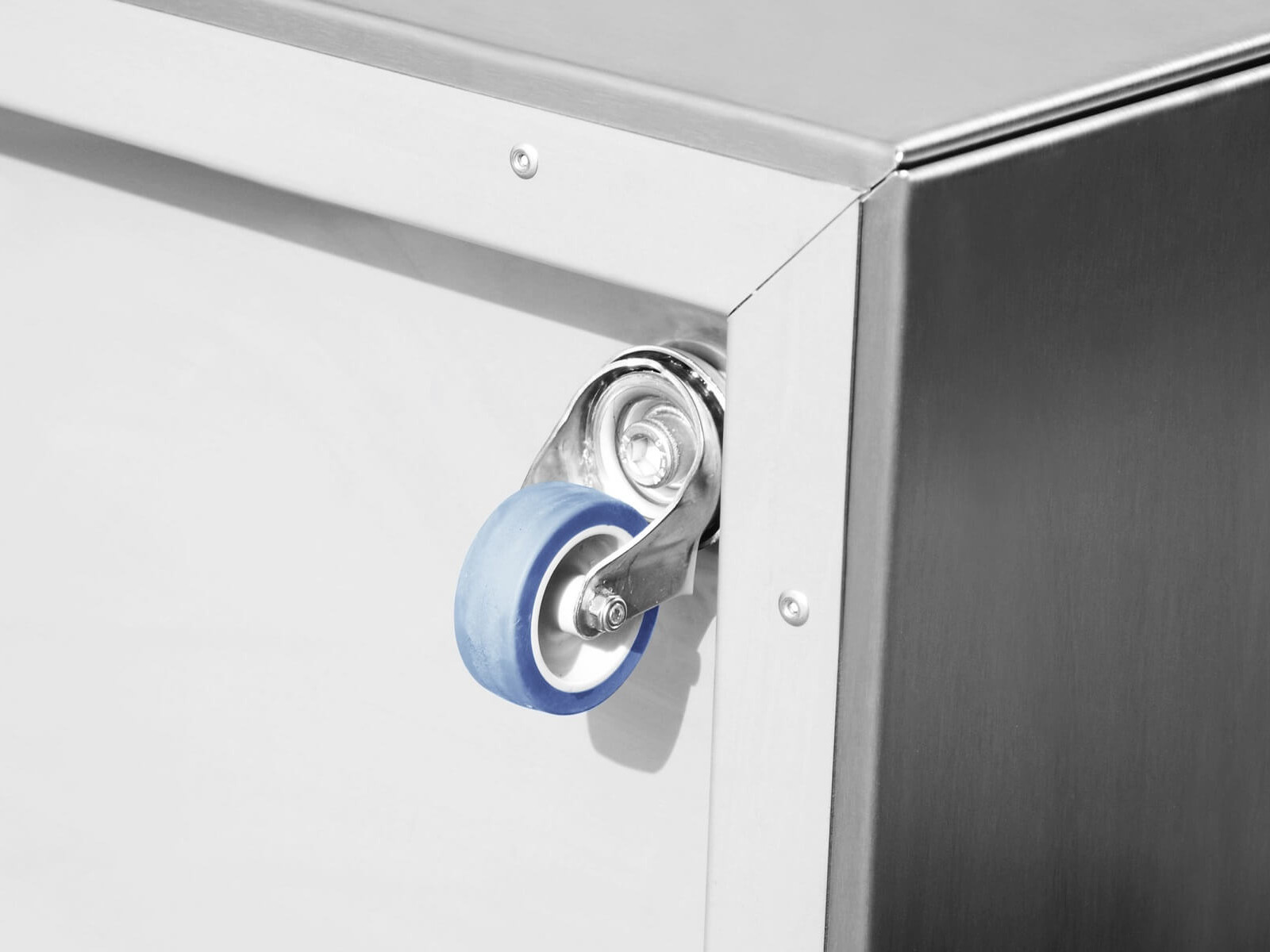 kübel-mit-sichtschutz-auf-rollen